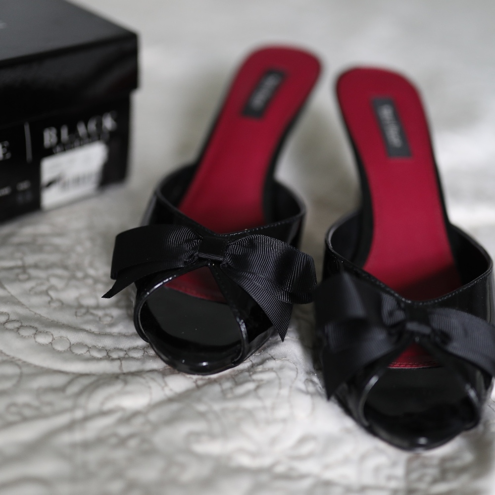 WHBM Blk Patent leather Slide Heels w/ Bow 9.5